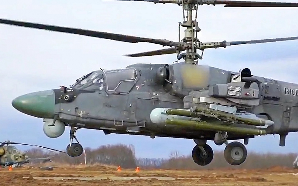 Khoảnh khắc trực thăng Ka-52 phóng tên lửa vào xe bọc thép Ukraine